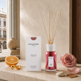 Milano Reed Diffuser Ambra & Rosa met sinaasappel, roos, leer en warme amber in een Milanese woonsetting
