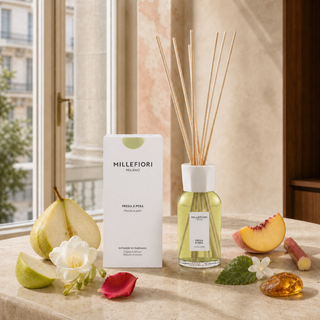 Milano Reed Diffuser Fresia e Pera met peer, perzik, freesia, roos, rabarber en amber in een licht Italiaans interieur