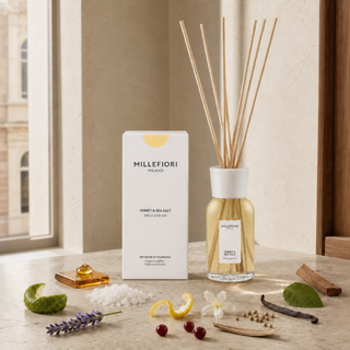 Milano Reed Diffuser Honey & Sea Salt met honing, zeezout, bergamot, lavendel, hout en vanille op travertin