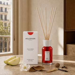 Milano Reed Diffuser Mela & Cannella met groene appel, witte bloemen, kaneelblad, nootmuskaat, kruidnagel en vanille