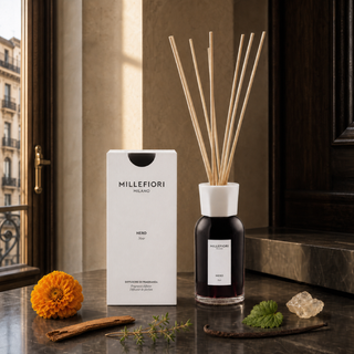Milano Reed Diffuser Nero met goudsbloem, kaneel, tijm, patchouli en vanille in een donker Milanese interieur