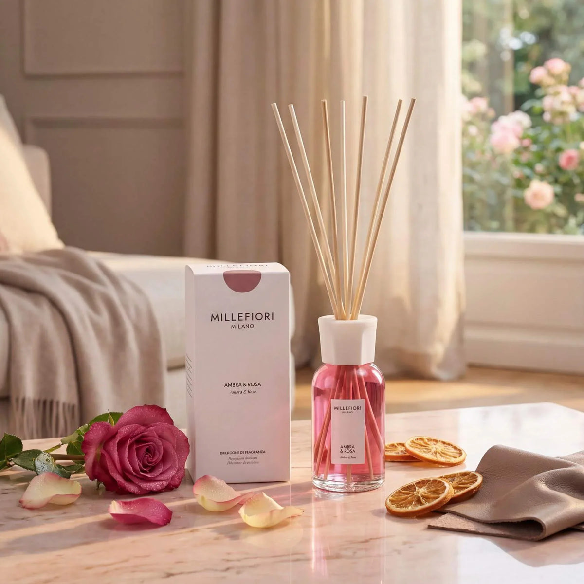 Millefiori Milano Ambra & Rosa geurlijn met geurstokjes en verpakking in een bijpassende interieursetting