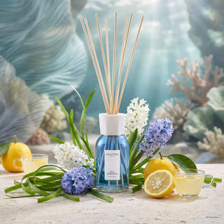 Millefiori Milano Blue Posidonia geurlijn met geurstokjes en verpakking in een bijpassende interieursetting