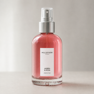 Detail van Millefiori Milano Home Spray 100 ml Ambra & Rosa met roze fles, etiket, zilveren verstuiver en transparante beschermkap.