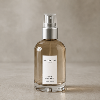 Detailopname van Millefiori Milano Home Spray 100 ml Ambra Minerale met transparante overkap, zilveren verstuiver en glazen flacon.