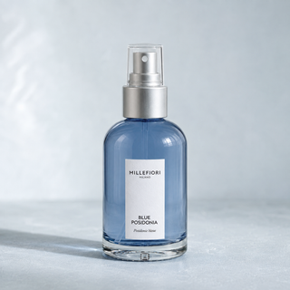 Detailopname van Millefiori Milano Home Spray 100 ml Blue Posidonia met transparante overkap, zilveren verstuiver en glazen flacon.