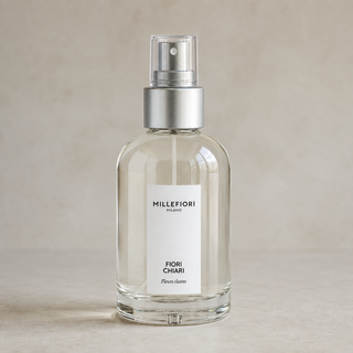 Detailopname van Millefiori Milano Home Spray 100 ml Fiori Chiari met transparante overkap, zilveren verstuiver en glazen flacon.