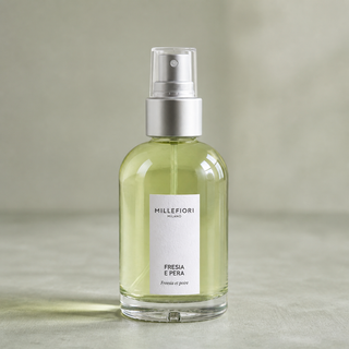 Detailopname van Millefiori Milano Home Spray 100 ml Fresia e Pera met transparante overkap, zilveren verstuiver en glazen flacon.