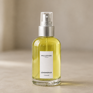 Millefiori Milano Home Spray 100 ml Lemon Grass van dichtbij, met geelgroen glas, leesbaar etiket en transparante dop over de zilveren verstuiver.
