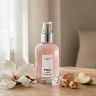 Millefiori Milano Home Spray 100 ml Magnolia Blossom & Wood in een licht interieur met magnolia, cederhout en groene appel.