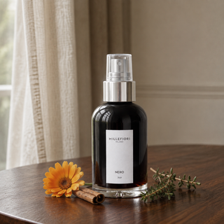 Millefiori Milano Home Spray 100 ml Nero in een warm interieur met goudsbloem, kaneel en tijm.
