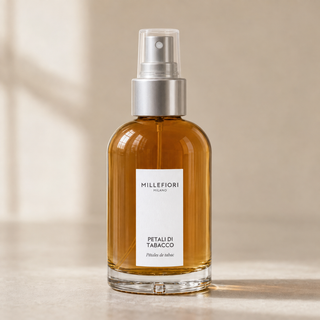 Detail van Millefiori Petali di Tabacco roomspray met transparante beschermkap, zilveren verstuiver en glazen fles.