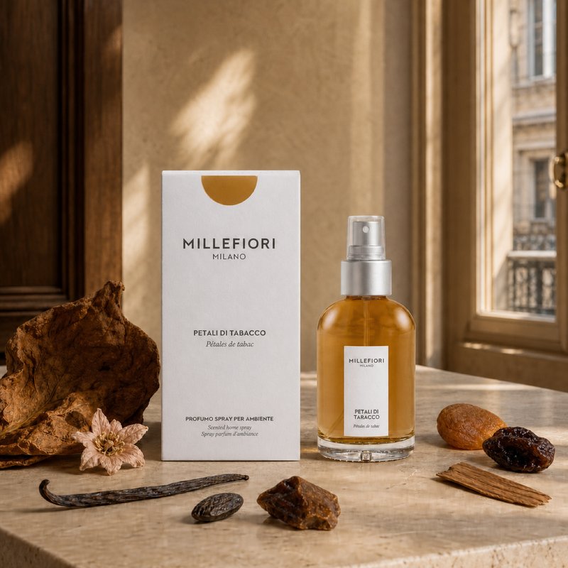 Milano Home Spray 100 ml Petali di Tabacco van Millefiori, toegepast in een sfeervolle interieursetting