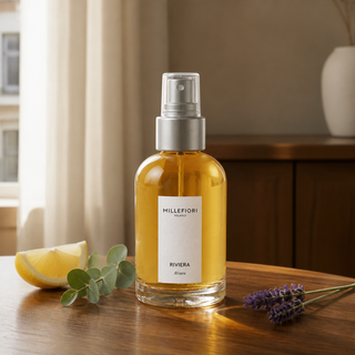 Millefiori Riviera roomspray op een houten console met citrus, eucalyptus en lavendel.