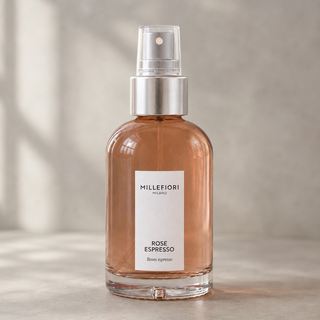 Detail van Millefiori Rose Espresso roomspray met transparante beschermkap, zilveren verstuiver en roze glazen fles.
