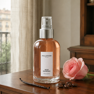 Millefiori Rose Espresso roomspray op een houten console met roos, koffiebonen en vanille.