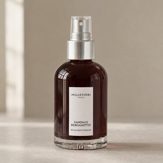 Detail van Millefiori Sandalo Bergamotto roomspray met transparante beschermkap, zilveren verstuiver en donkere glazen fles.