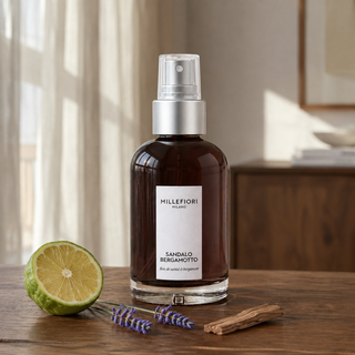 Millefiori Sandalo Bergamotto roomspray op een houten console met bergamot, lavendel en sandelhout.
