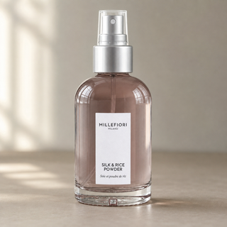 Detail van Millefiori Silk & Rice Powder roomspray met transparante beschermkap, zilveren verstuiver en zacht mauve glazen fles.