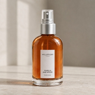 Detail van Millefiori Vanilla & Wood roomspray met transparante beschermkap, zilveren verstuiver en amberkleurige glazen fles.