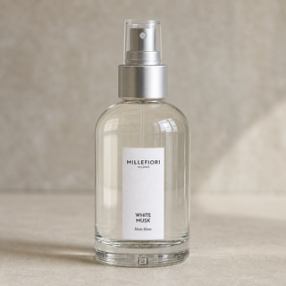 Detail van Millefiori White Musk roomspray met transparante beschermkap, zilveren verstuiver en heldere glazen fles.