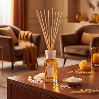 Millefiori Milano Honey & Sea Salt geurlijn met geurstokjes en verpakking in een bijpassende interieursetting