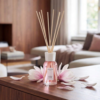 Millefiori Milano Magnolia Blossom & Wood geurlijn met geurstokjes en verpakking in een bijpassende interieursetting