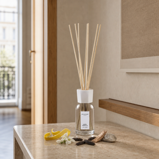 Milano Reed Diffuser 100 ml Ambra Minerale van Millefiori, toegepast in een sfeervolle interieursetting