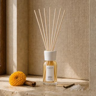 Milano Reed Diffuser 100 ml Honey & Sea Salt van Millefiori, toegepast in een sfeervolle interieursetting