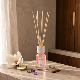 Milano Reed Diffuser 100 ml Magnolia Blossom & Wood van Millefiori, toegepast in een sfeervolle interieursetting