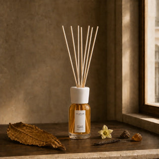 Milano Reed Diffuser 100 ml Petali di Tabacco van Millefiori, toegepast in een sfeervolle interieursetting