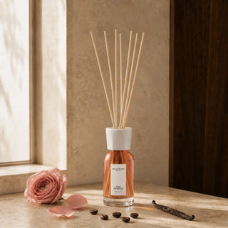 Milano Reed Diffuser 100 ml Rose Espresso van Millefiori, toegepast in een sfeervolle interieursetting