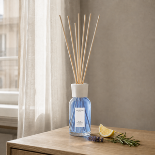 Millefiori Milano Reed Diffuser 250 ml Blue Posidonia op een eiken console met citroen, lavendel en rozemarijn in zacht daglicht.