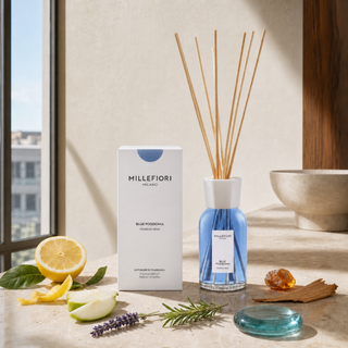 Milano Reed Diffuser 250 ml Blue Posidonia van Millefiori, toegepast in een sfeervolle interieursetting