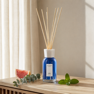 Millefiori Milano Reed Diffuser 250 ml Cold Water in een licht interieur met roze grapefruit, eucalyptus en munt.