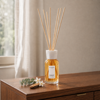 Millefiori Legni e Fiori dArancio geurstokjes op een houten console met oranjebloesem, eucalyptus en hout.