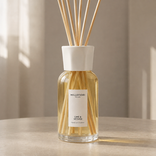 Detail van de Millefiori Lime & Vetiver geurflacon met witte kraag en natuurlijke stokjes.
