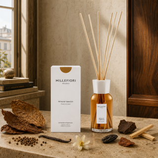 Milano Reed Diffuser 250 ml Petali di Tabacco van Millefiori, toegepast in een sfeervolle interieursetting