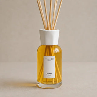 Detail van de glazen flacon, witte kraag en naturel geurstokjes van Millefiori Milano Reed Diffuser 250 ml Riviera.