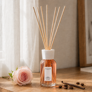 Millefiori Milano Reed Diffuser 250 ml Rose Espresso op een houten console met roos, koffiebonen en vanille in zacht raamlicht.