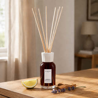 Millefiori Milano Reed Diffuser 250 ml Sandalo Bergamotto op een houten console met bergamot, sandelhout en lavendel in zacht raamlicht.