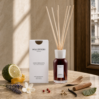 Milano Reed Diffuser 250 ml Sandalo Bergamotto van Millefiori, toegepast in een sfeervolle interieursetting