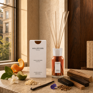 Milano Reed Diffuser 250 ml Vanilla & Wood van Millefiori, toegepast in een sfeervolle interieursetting