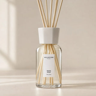 Detail van Millefiori Milano Reed Diffuser 250 ml White Musk met helder glas, wit etiket, witte kraag en natuurlijke geurstokjes.