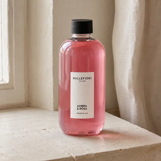 Detail van de roze Millefiori Milano Ambra & Rosa navulfles met zwarte dop en wit etiket.