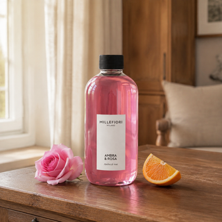 Millefiori Milano Ambra & Rosa navulling 250 ml op hout met roos en sinaasappel in een rustige woning.