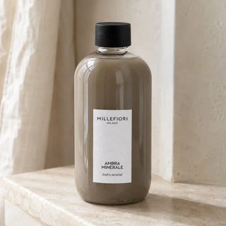 Detail van Milano Refill 250 ml Ambra Minerale, gesloten navulfles met zwarte dop en wit etiket.
