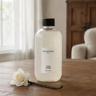 Milano Refill 250 ml Fiori Chiari navulfles in een rustige woning met bijpassende geurnoten.