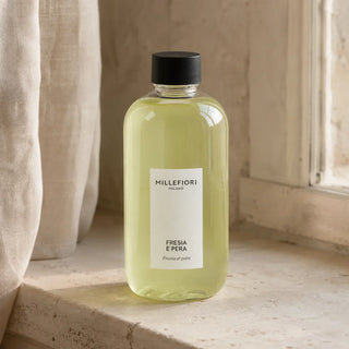 Detail van Milano Refill 250 ml Fresia e Pera, gesloten navulfles met zwarte dop en wit etiket.