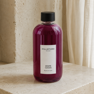 Detail van Milano Refill 250 ml Grape Cassis, gesloten navulfles met zwarte dop en wit etiket.